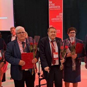 Toiminnanjohtaja Harri Sandell, kunniajäsenet Aarre Nord, Lasse Eskonen, Riitta Jakara, puoluekokousryhmän puheenjohtaja Pekka Salmi. Kunniajäsenillä punaiset ruusut.